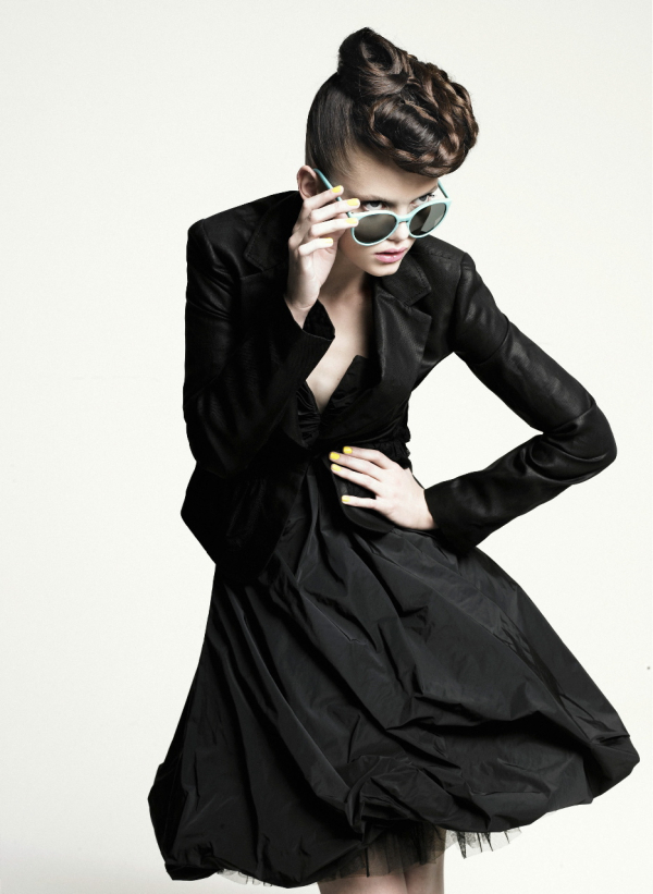 Motif Management : Photographer: Sergi Pons, Styling: Miriam Arruga, Make Up: Monica Marmo