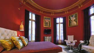 COVER IMAGE: HOTEL BANKE