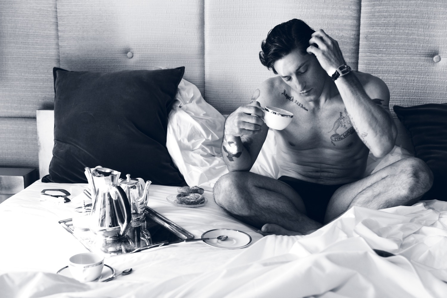 Мужчина в постели марс. Завтрак для мужчины. Парни утром. Мужик с кофе утром. Парень утро кофе.