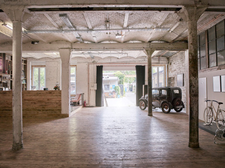  studios, factory loft, industrial charm, brick walls, wooden floor, props // Heynstudios Berlin gallery