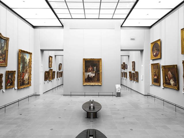  Le Louvre gallery